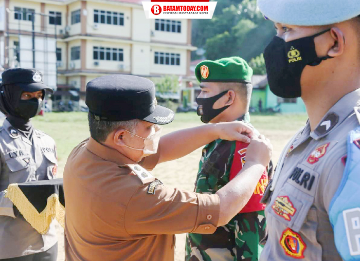 Wakil Bupati menyematkan Baki secara simbolis kepada salah satu prajurit